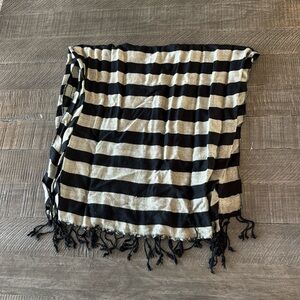 Black and tan scarf. 🧣